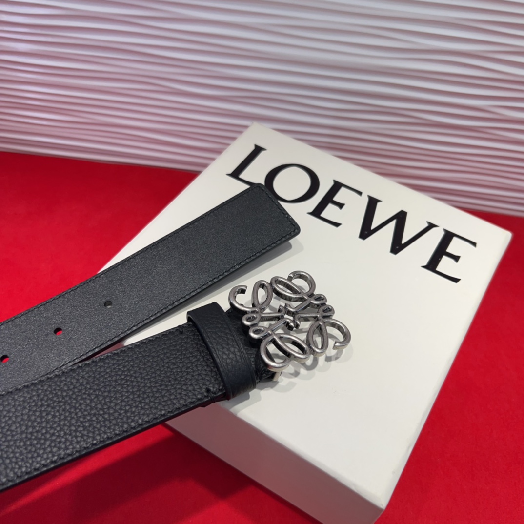 专柜最新同款腰带[庆祝][庆祝] 选用光滑牛皮革腰带 配有LOEWE Anagram五孔调节 卓越的工艺