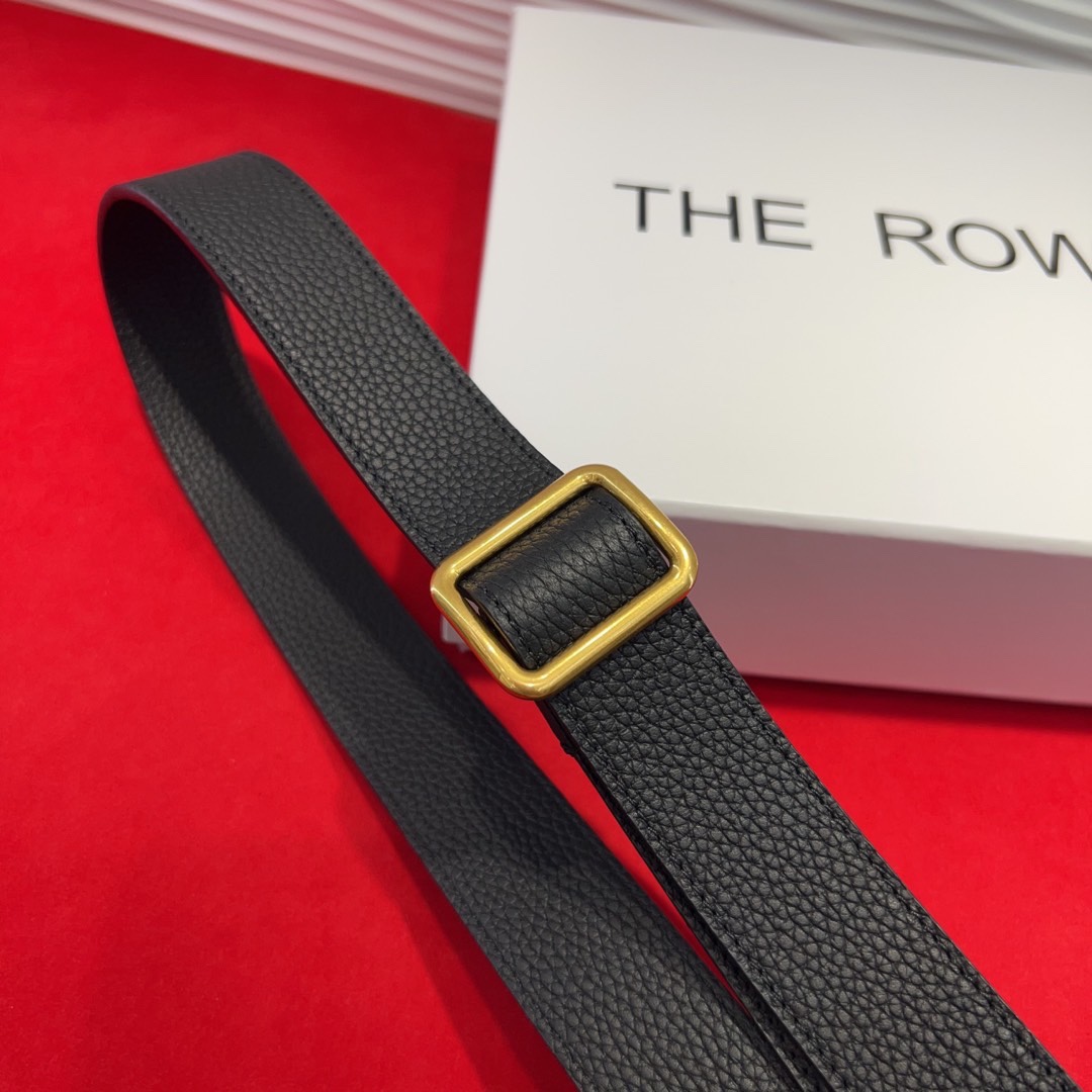  THE ROW该品牌的设计灵感源自他们对波西米亚风格以及精美奢华风的喜爱。在这个冬天，用一条腰带提升身