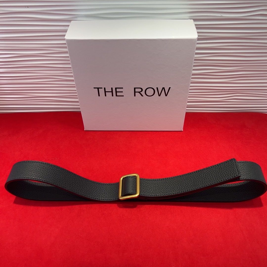  THE ROW该品牌的设计灵感源自他们对波西米亚风格以及精美奢华风的喜爱。在这个冬天，用一条腰带提升身