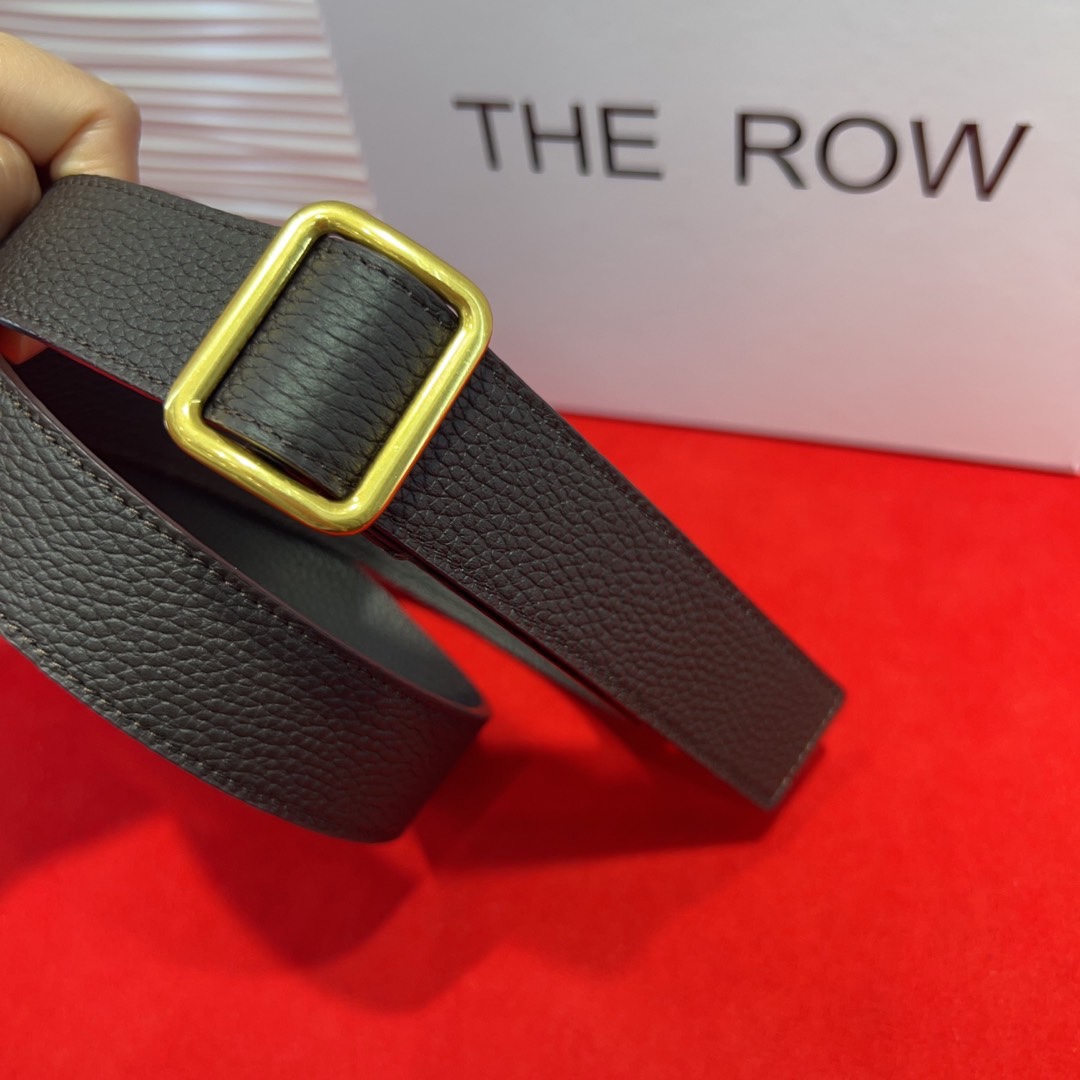  THE ROW该品牌的设计灵感源自他们对波西米亚风格以及精美奢华风的喜爱。在这个冬天，用一条腰带提升身