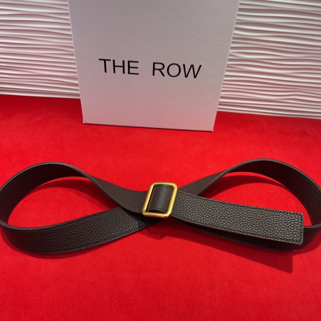  THE ROW该品牌的设计灵感源自他们对波西米亚风格以及精美奢华风的喜爱。在这个冬天，用一条腰带提升身