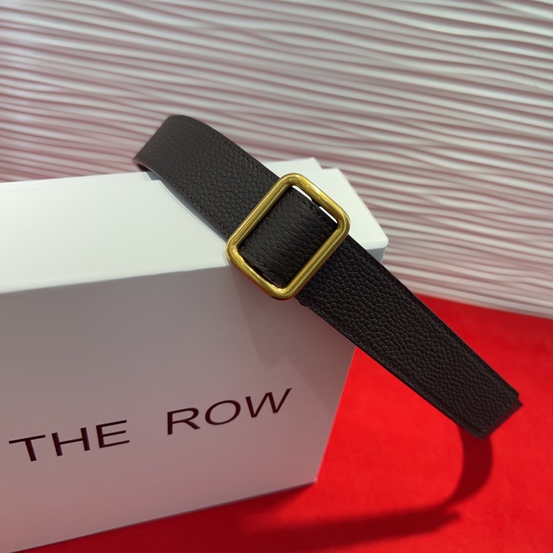  THE ROW该品牌的设计灵感源自他们对波西米亚风格以及精美奢华风的喜爱。在这个冬天，用一条腰带提升身