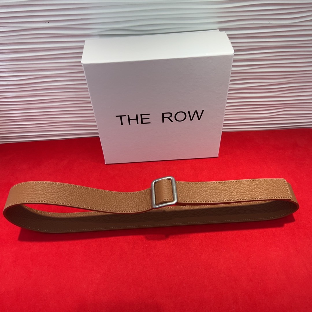  THE ROW该品牌的设计灵感源自他们对波西米亚风格以及精美奢华风的喜爱。在这个冬天，用一条腰带提升身
