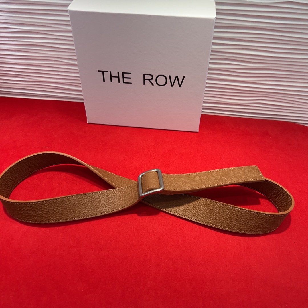  THE ROW该品牌的设计灵感源自他们对波西米亚风格以及精美奢华风的喜爱。在这个冬天，用一条腰带提升身