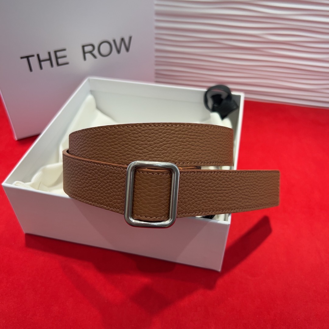  THE ROW该品牌的设计灵感源自他们对波西米亚风格以及精美奢华风的喜爱。在这个冬天，用一条腰带提升身