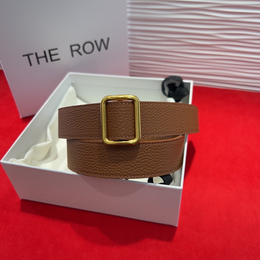 THE ROW该品牌的设计灵感源自他们对波西米亚风格以及精美奢华风的喜爱。在这个冬天，用一条腰带提升身