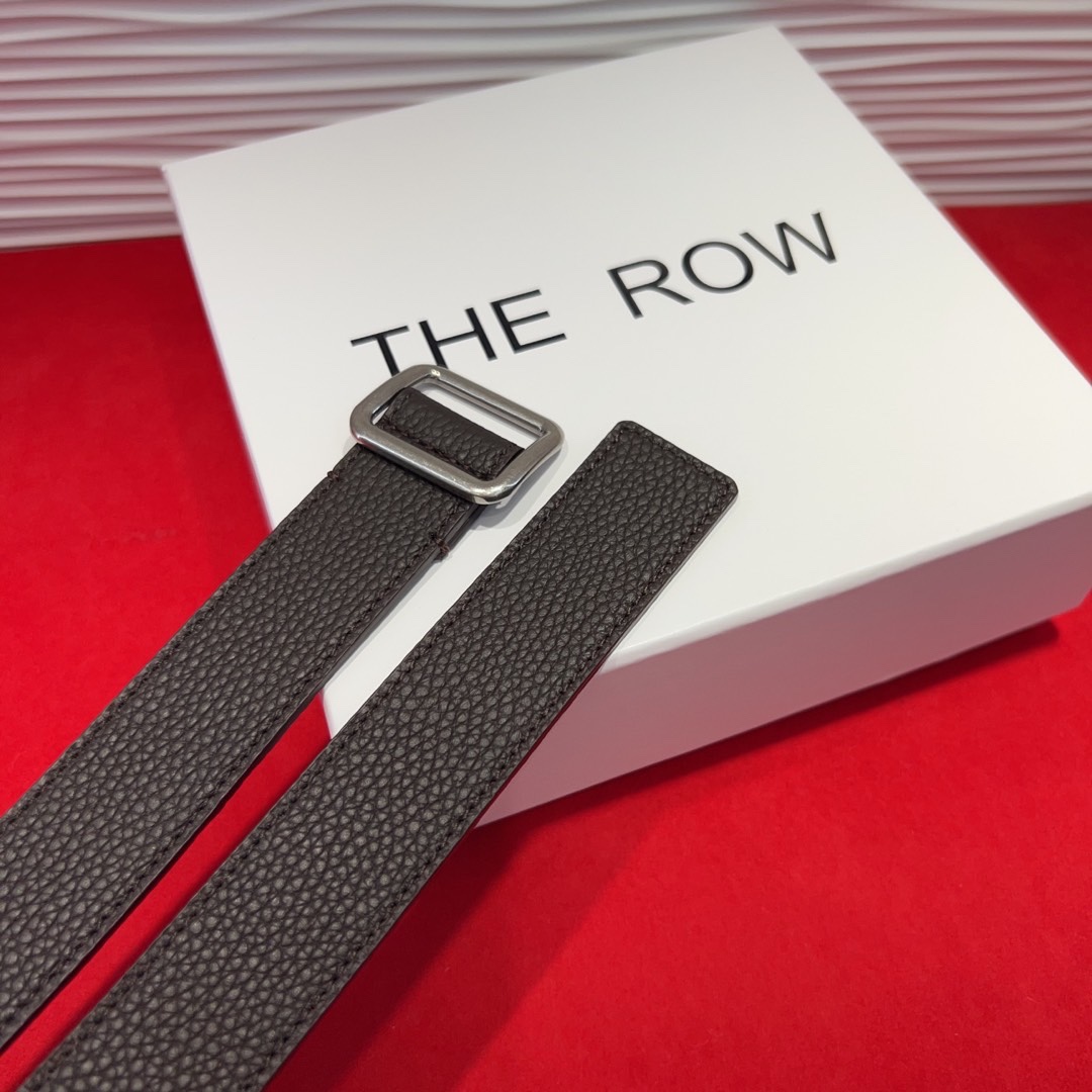  THE ROW该品牌的设计灵感源自他们对波西米亚风格以及精美奢华风的喜爱。在这个冬天，用一条腰带提升身