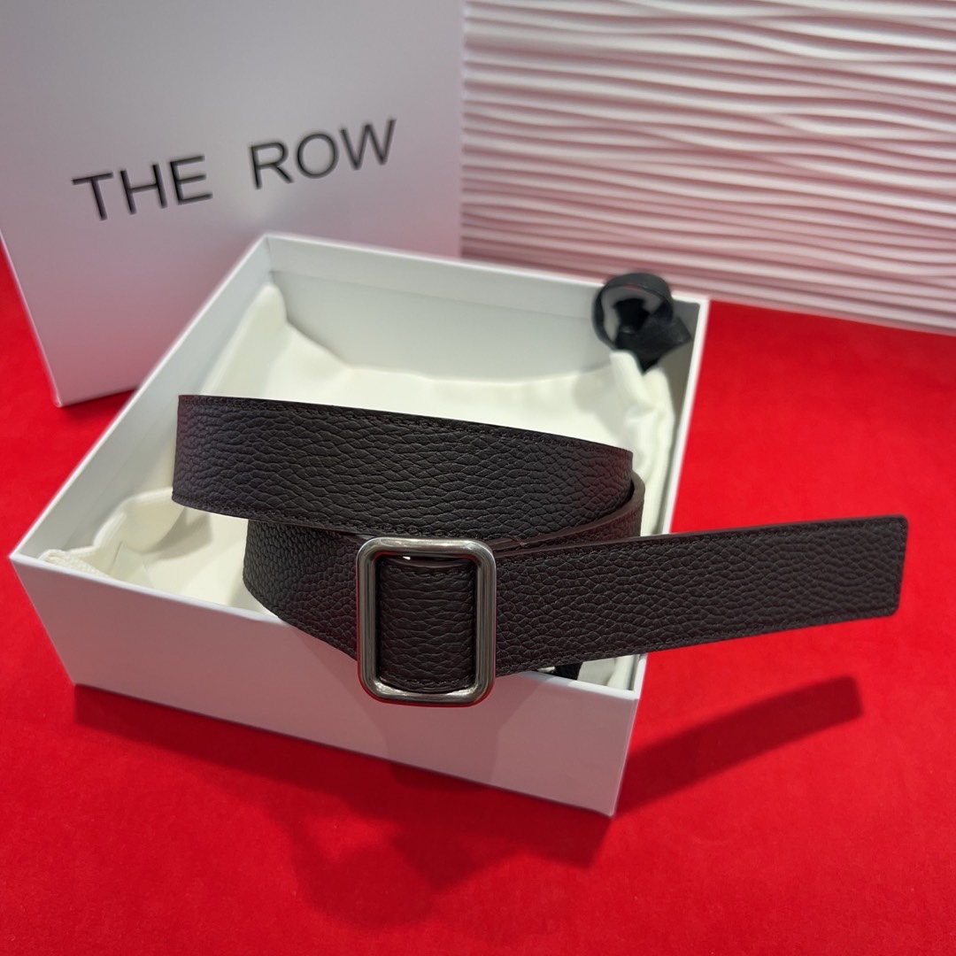  THE ROW该品牌的设计灵感源自他们对波西米亚风格以及精美奢华风的喜爱。在这个冬天，用一条腰带提升身