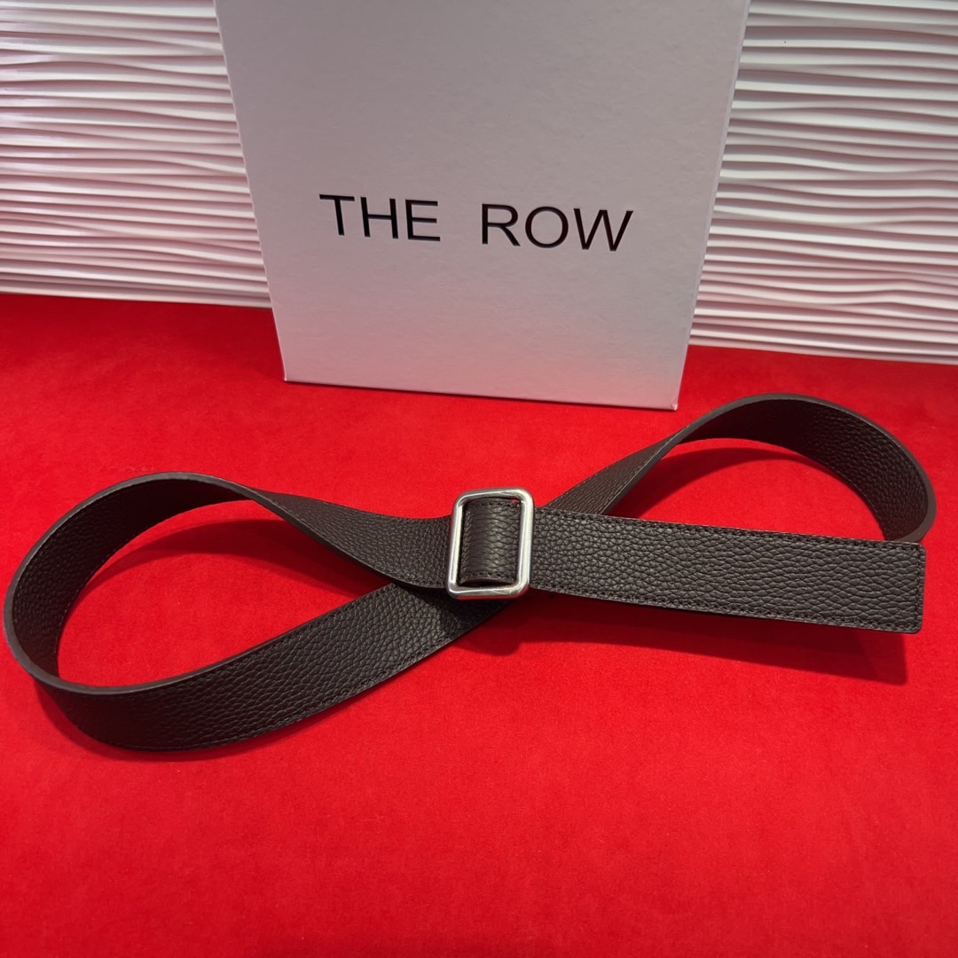  THE ROW该品牌的设计灵感源自他们对波西米亚风格以及精美奢华风的喜爱。在这个冬天，用一条腰带提升身
