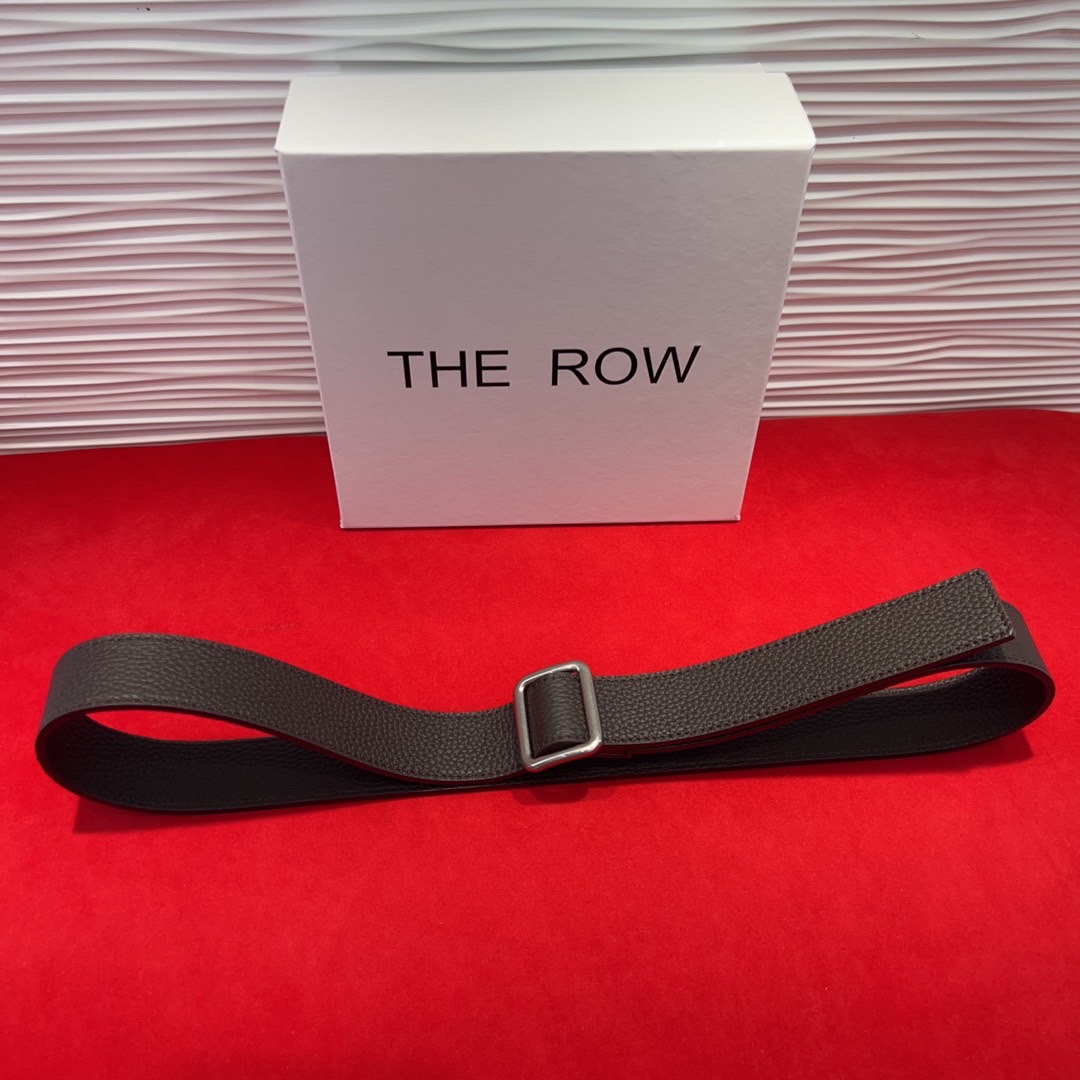  THE ROW该品牌的设计灵感源自他们对波西米亚风格以及精美奢华风的喜爱。在这个冬天，用一条腰带提升身