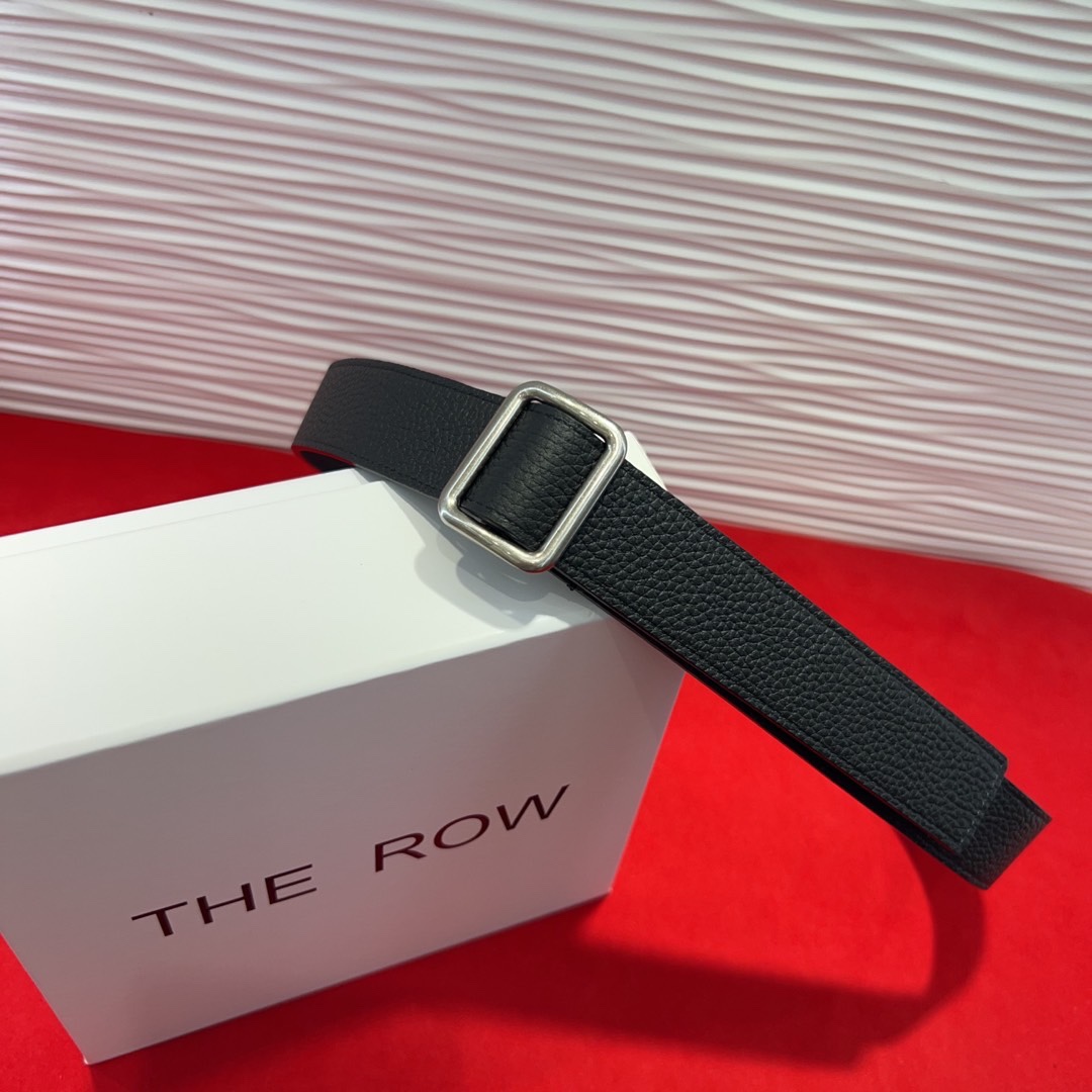  THE ROW该品牌的设计灵感源自他们对波西米亚风格以及精美奢华风的喜爱。在这个冬天，用一条腰带提升身