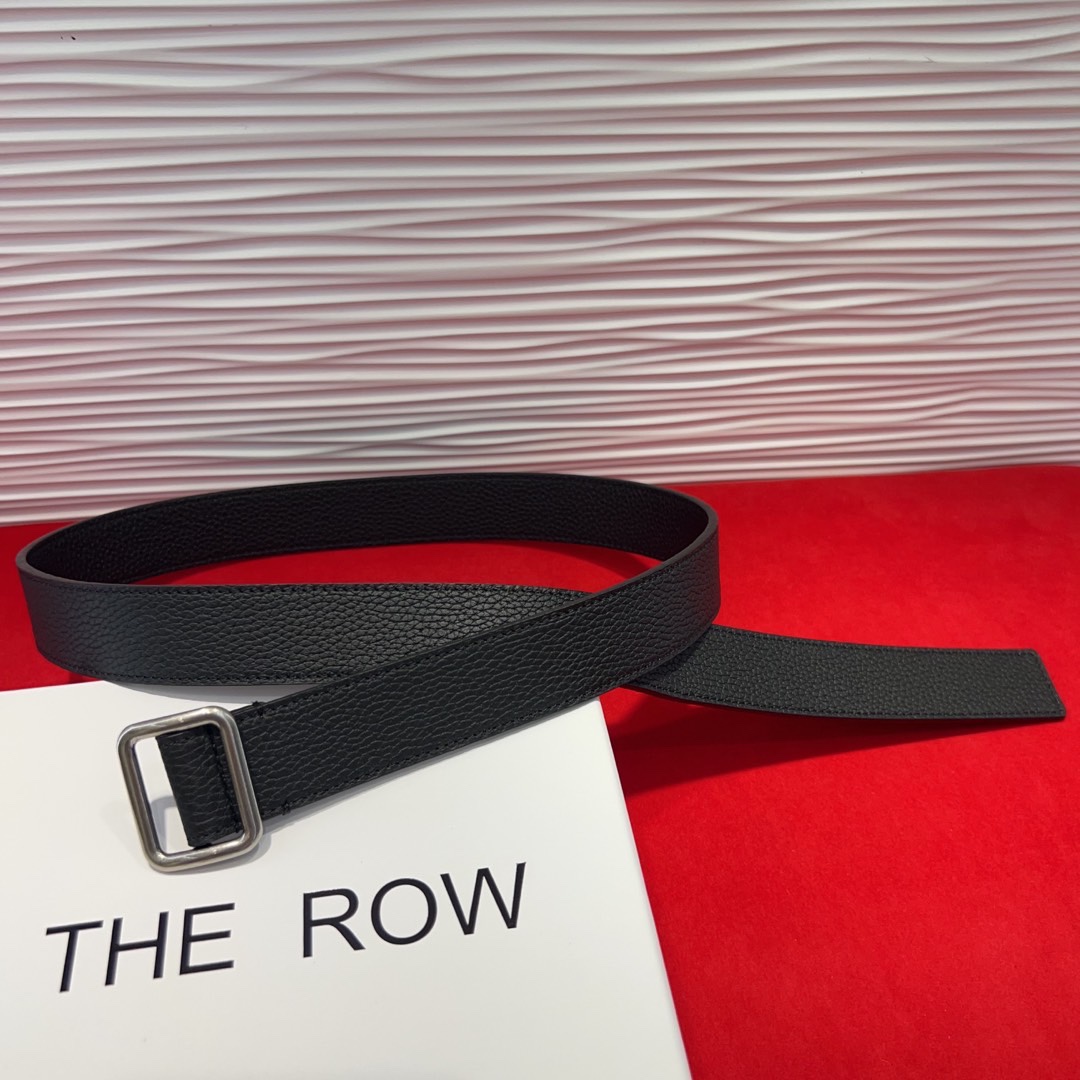  THE ROW该品牌的设计灵感源自他们对波西米亚风格以及精美奢华风的喜爱。在这个冬天，用一条腰带提升身