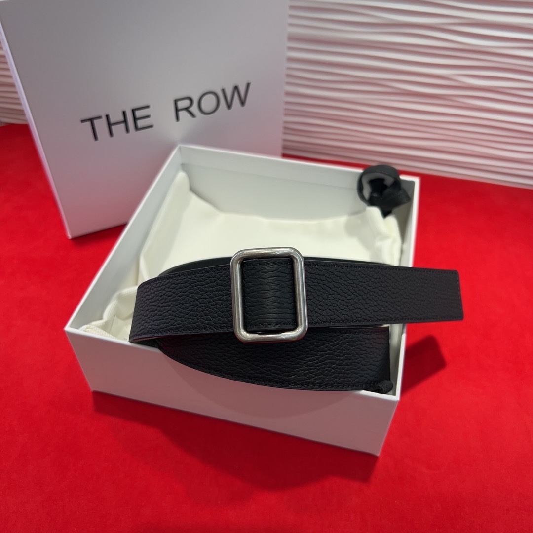  THE ROW该品牌的设计灵感源自他们对波西米亚风格以及精美奢华风的喜爱。在这个冬天，用一条腰带提升身
