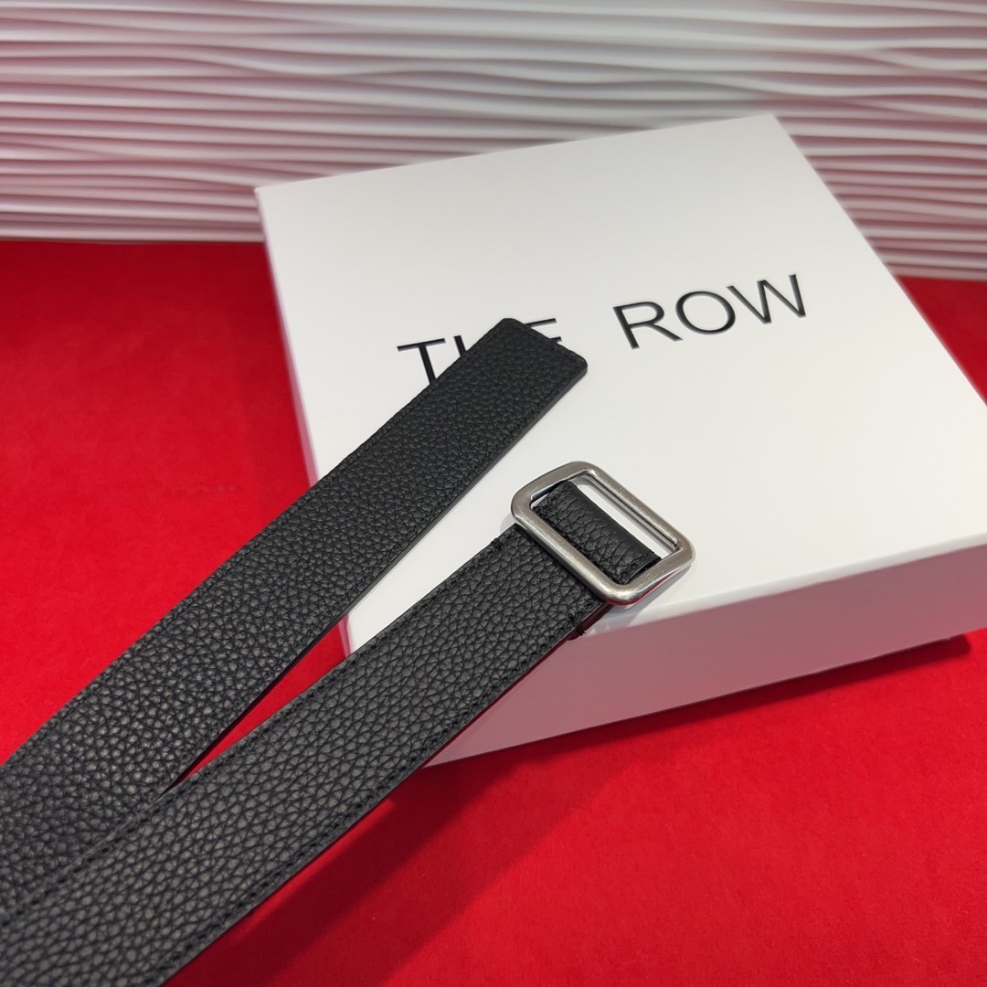  THE ROW该品牌的设计灵感源自他们对波西米亚风格以及精美奢华风的喜爱。在这个冬天，用一条腰带提升身