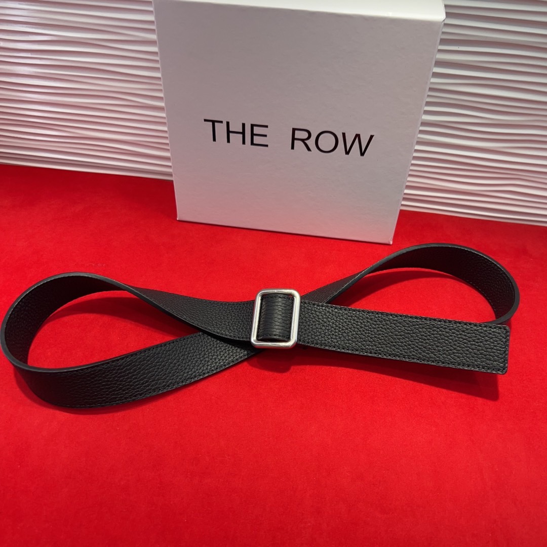  THE ROW该品牌的设计灵感源自他们对波西米亚风格以及精美奢华风的喜爱。在这个冬天，用一条腰带提升身