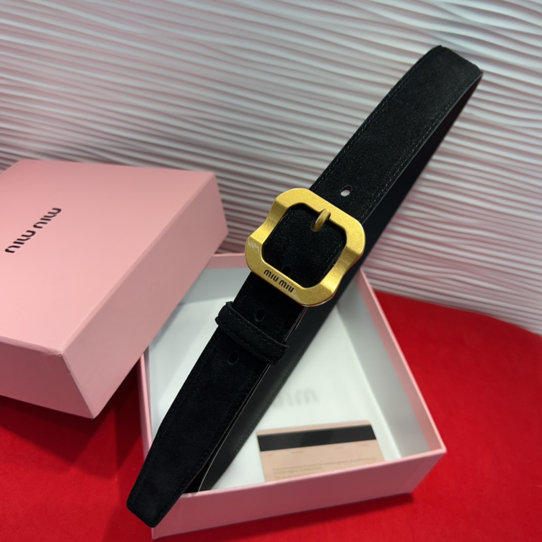 这款皮革腰带是提升别致造型品味的理想之选