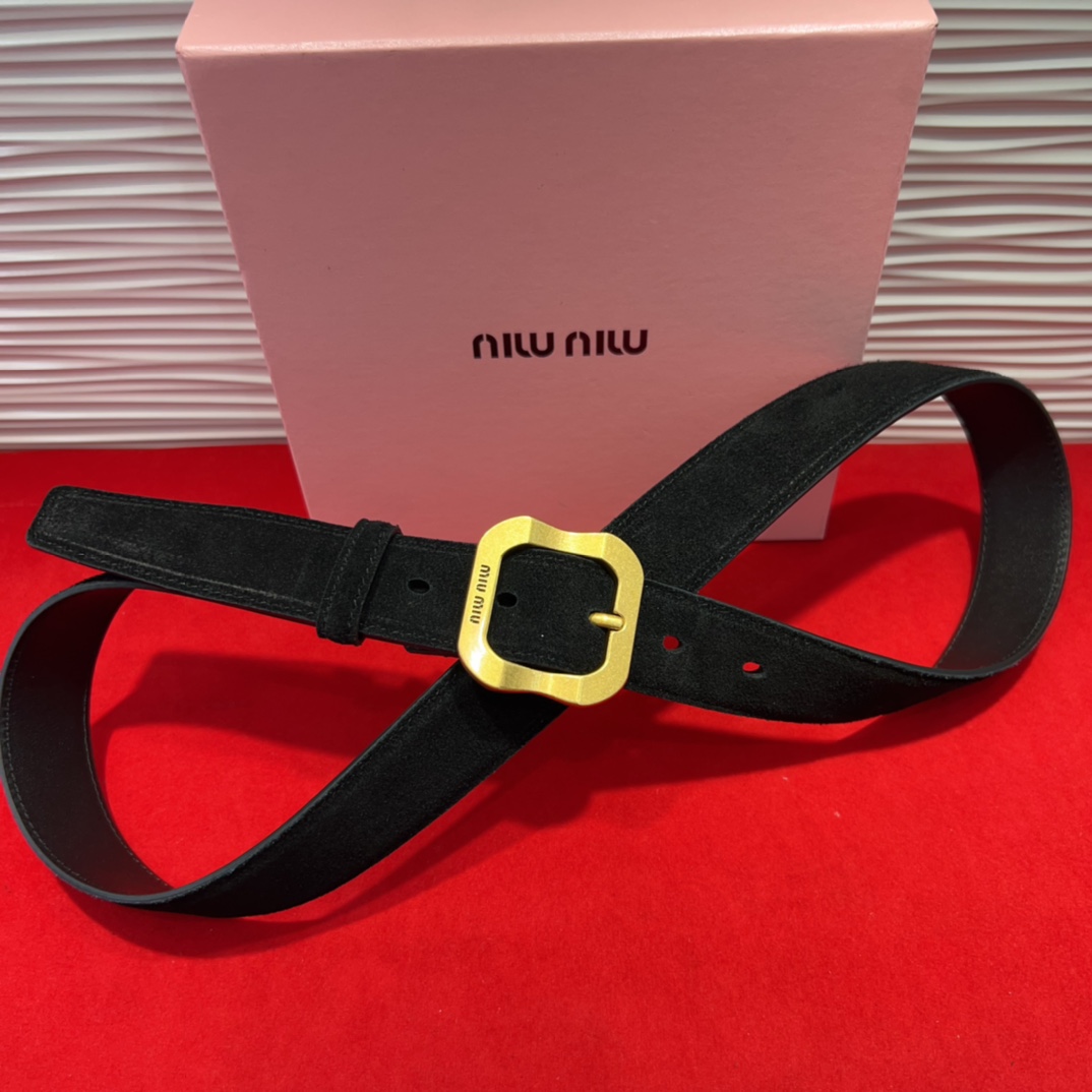 这款皮革腰带是提升别致造型品味的理想之选