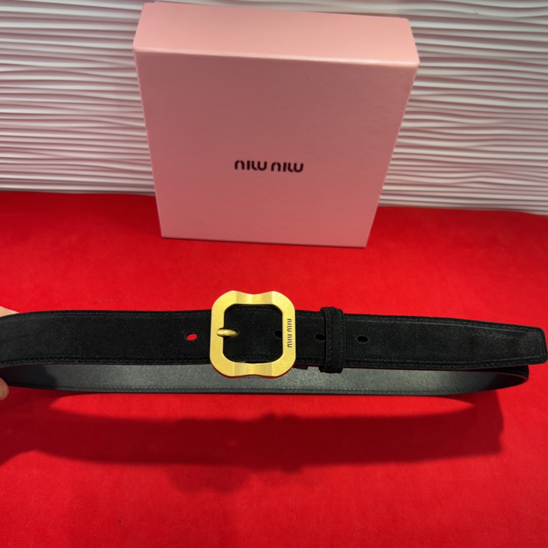 这款皮革腰带是提升别致造型品味的理想之选