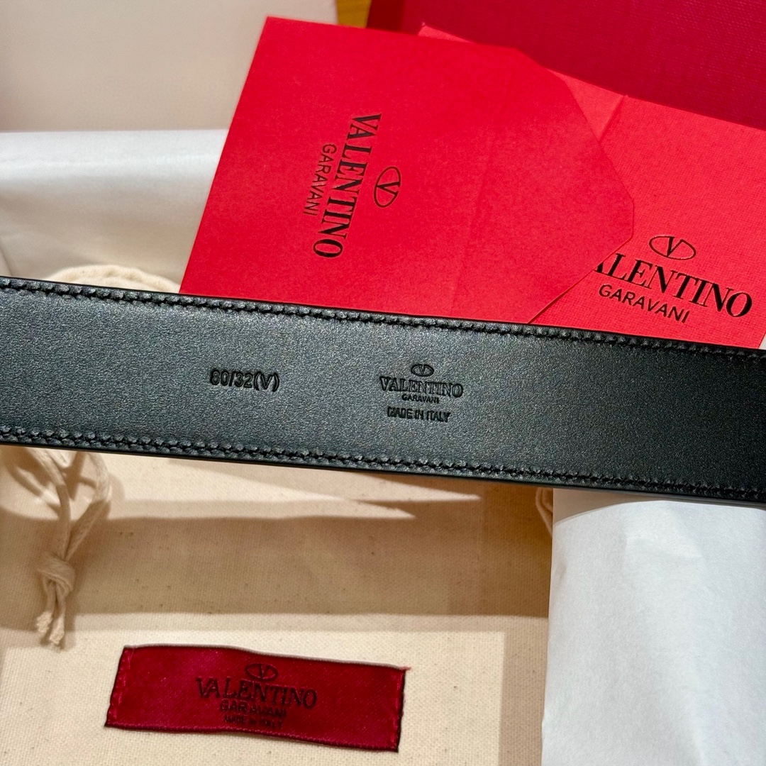 华伦家新款腰带这款皮革腰带于意大利🇮🇹精制而成，饰有“VLOGO”品牌字母，采用复古黄铜做旧效果处理VL