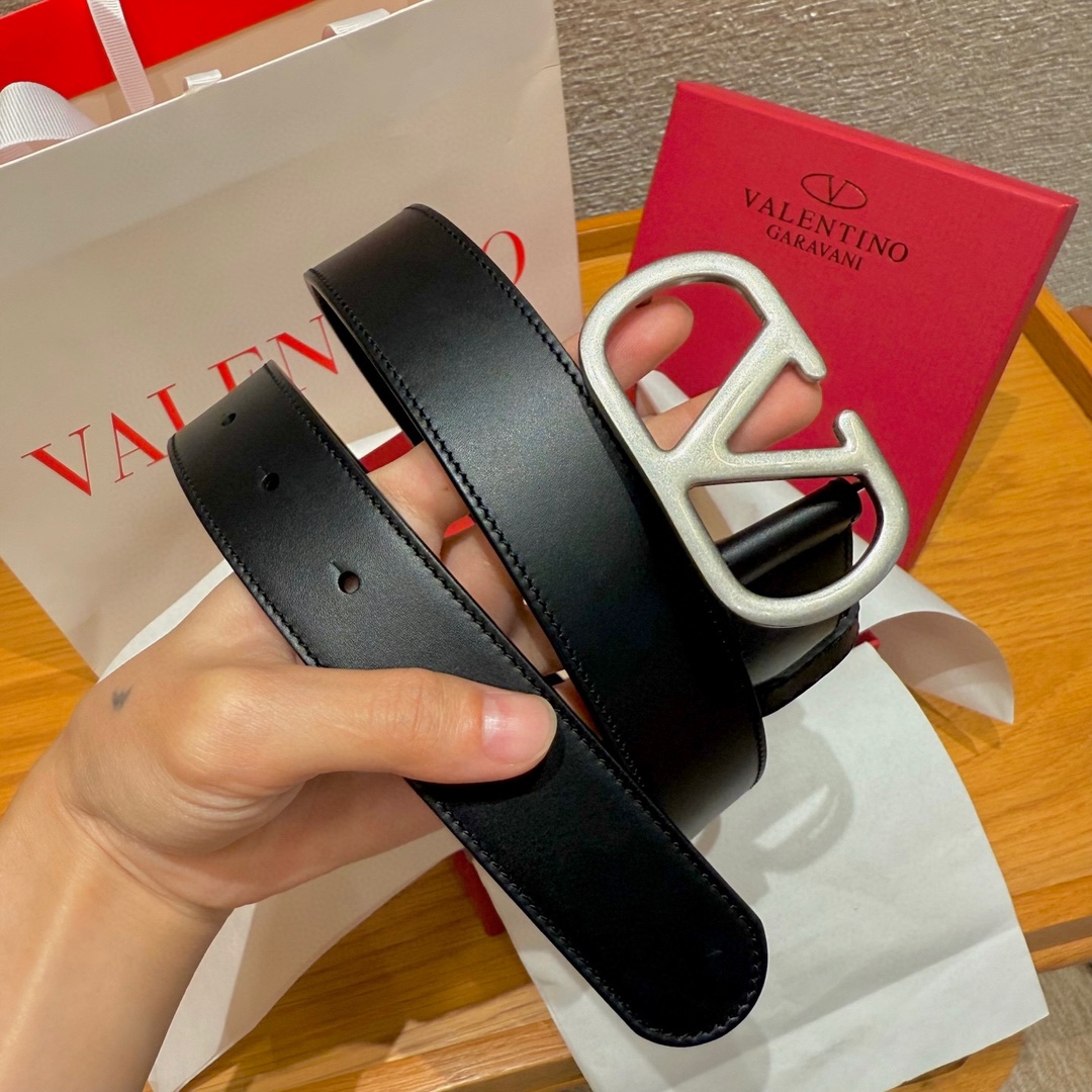 华伦家新款腰带这款皮革腰带于意大利🇮🇹精制而成，饰有“VLOGO”品牌字母，采用复古黄铜做旧效果处理VL