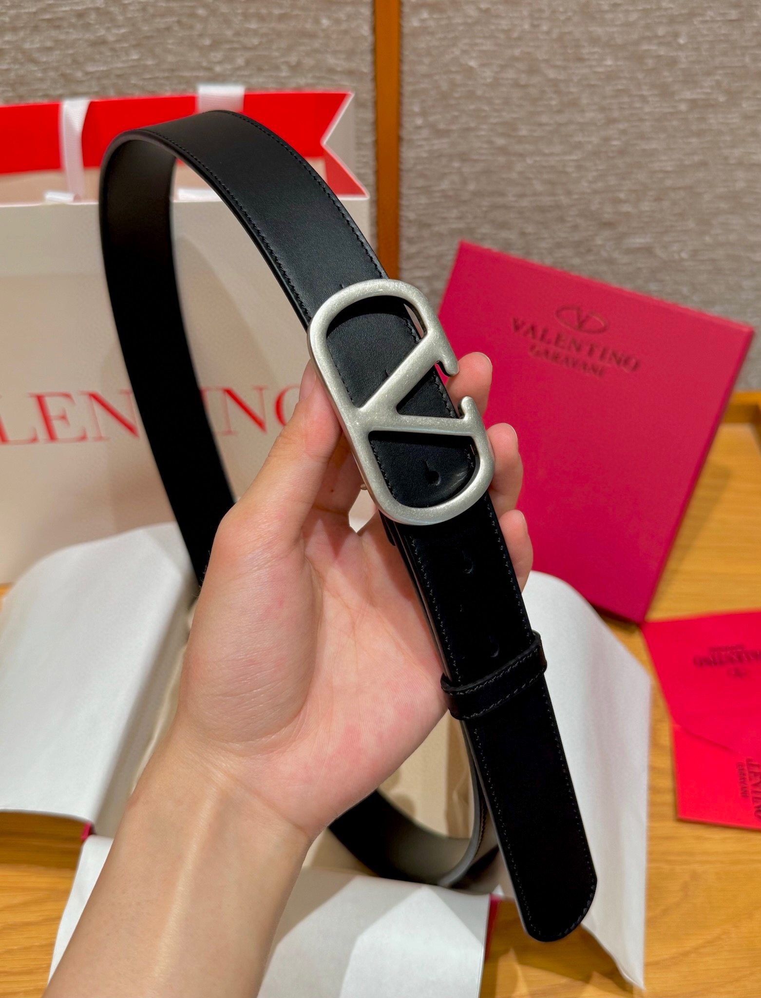 华伦家新款腰带这款皮革腰带于意大利🇮🇹精制而成，饰有“VLOGO”品牌字母，采用复古黄铜做旧效果处理VL