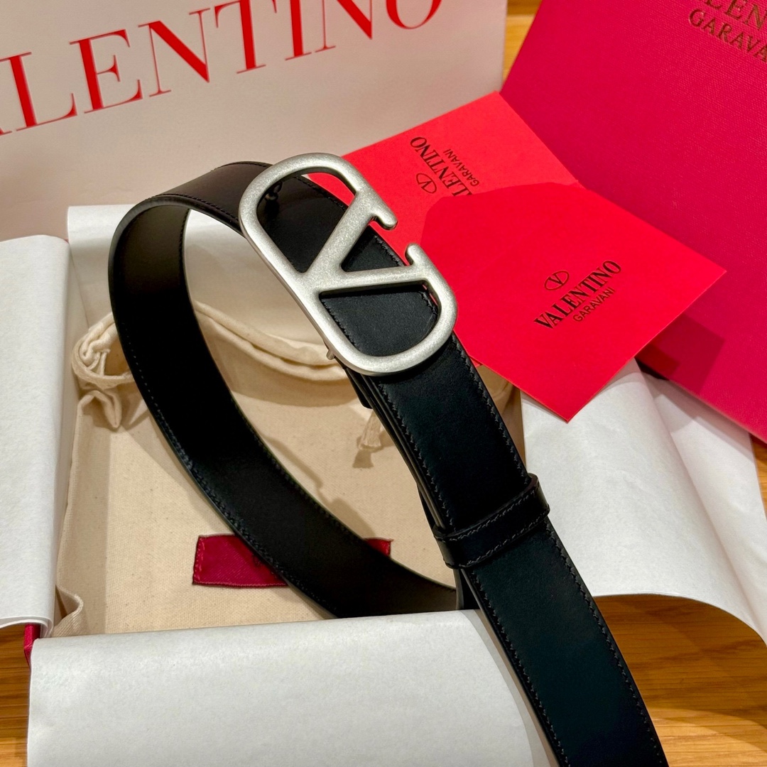 华伦家新款腰带这款皮革腰带于意大利🇮🇹精制而成，饰有“VLOGO”品牌字母，采用复古黄铜做旧效果处理VL