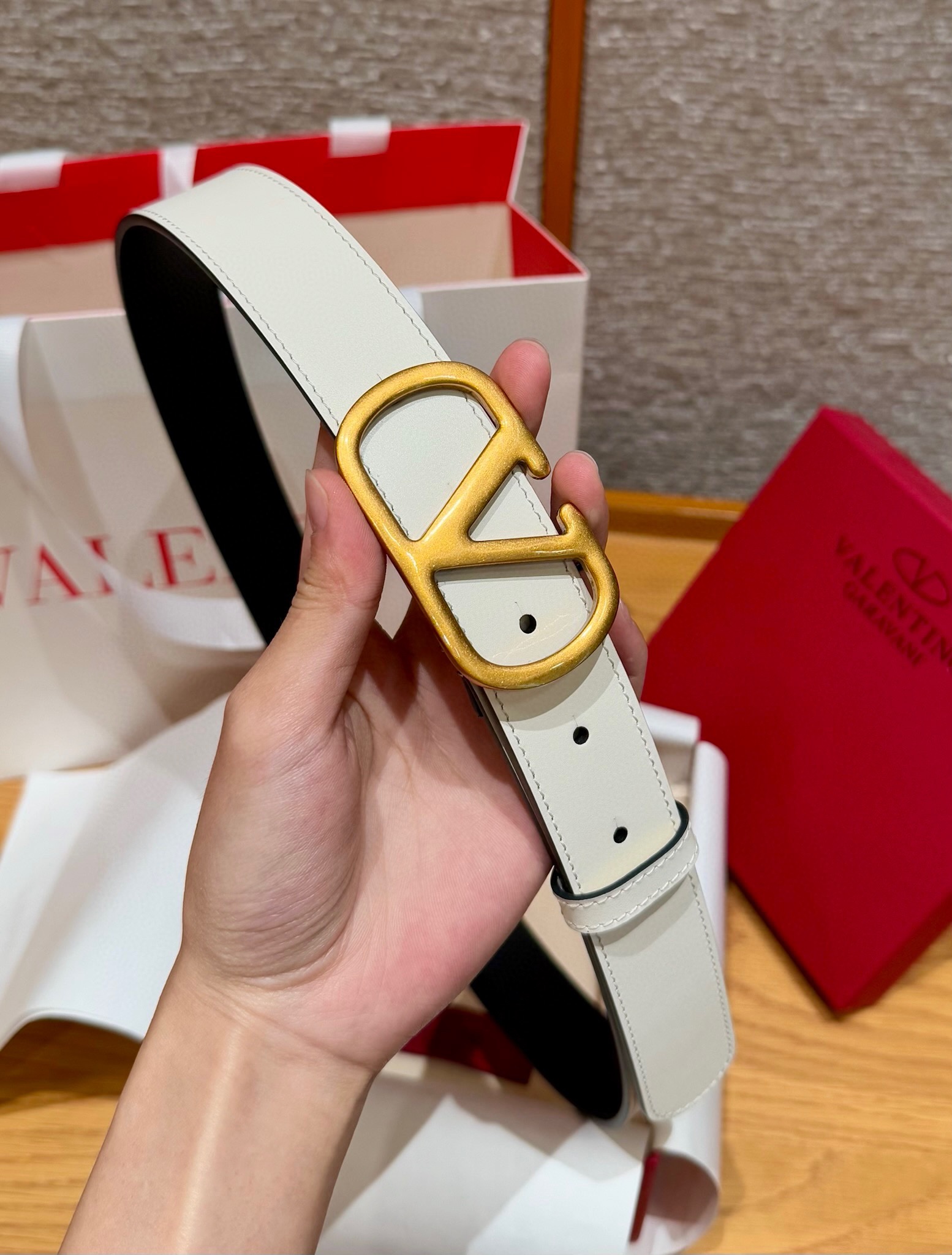 华伦家新款腰带这款皮革腰带于意大利🇮🇹精制而成，饰有“VLOGO”品牌字母，采用复古黄铜做旧效果处理VL