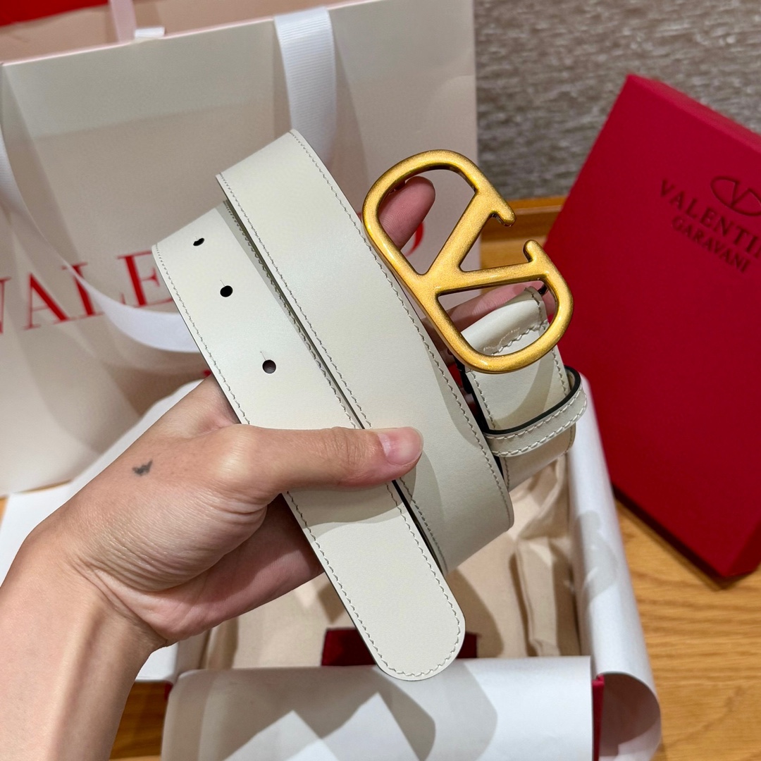 华伦家新款腰带这款皮革腰带于意大利🇮🇹精制而成，饰有“VLOGO”品牌字母，采用复古黄铜做旧效果处理VL
