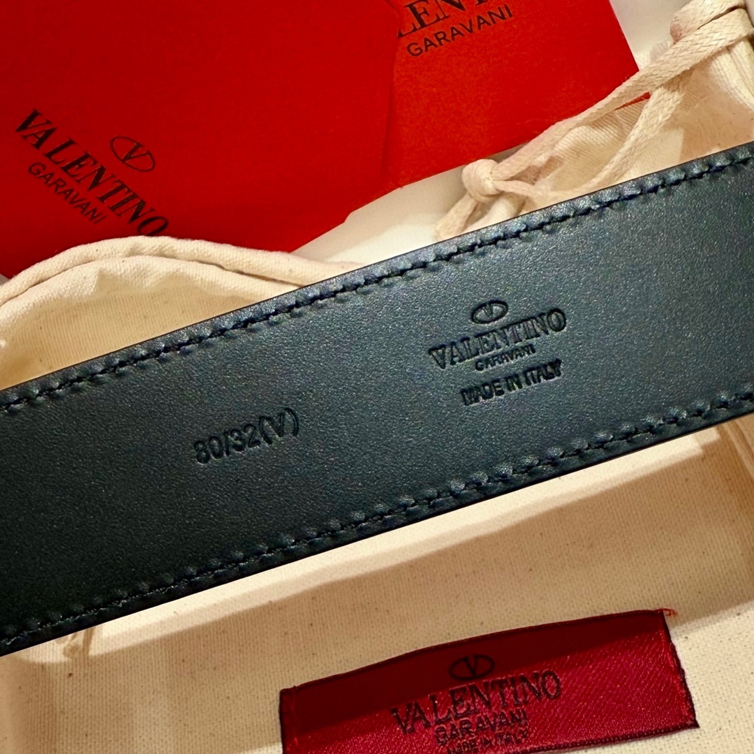 华伦家新款腰带这款皮革腰带于意大利🇮🇹精制而成，饰有“VLOGO”品牌字母，采用复古黄铜做旧效果处理VL