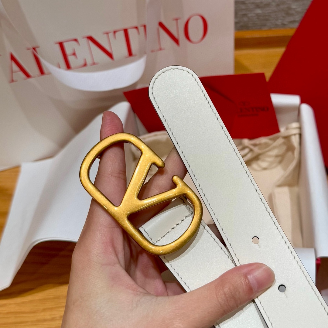 华伦家新款腰带这款皮革腰带于意大利🇮🇹精制而成，饰有“VLOGO”品牌字母，采用复古黄铜做旧效果处理VL