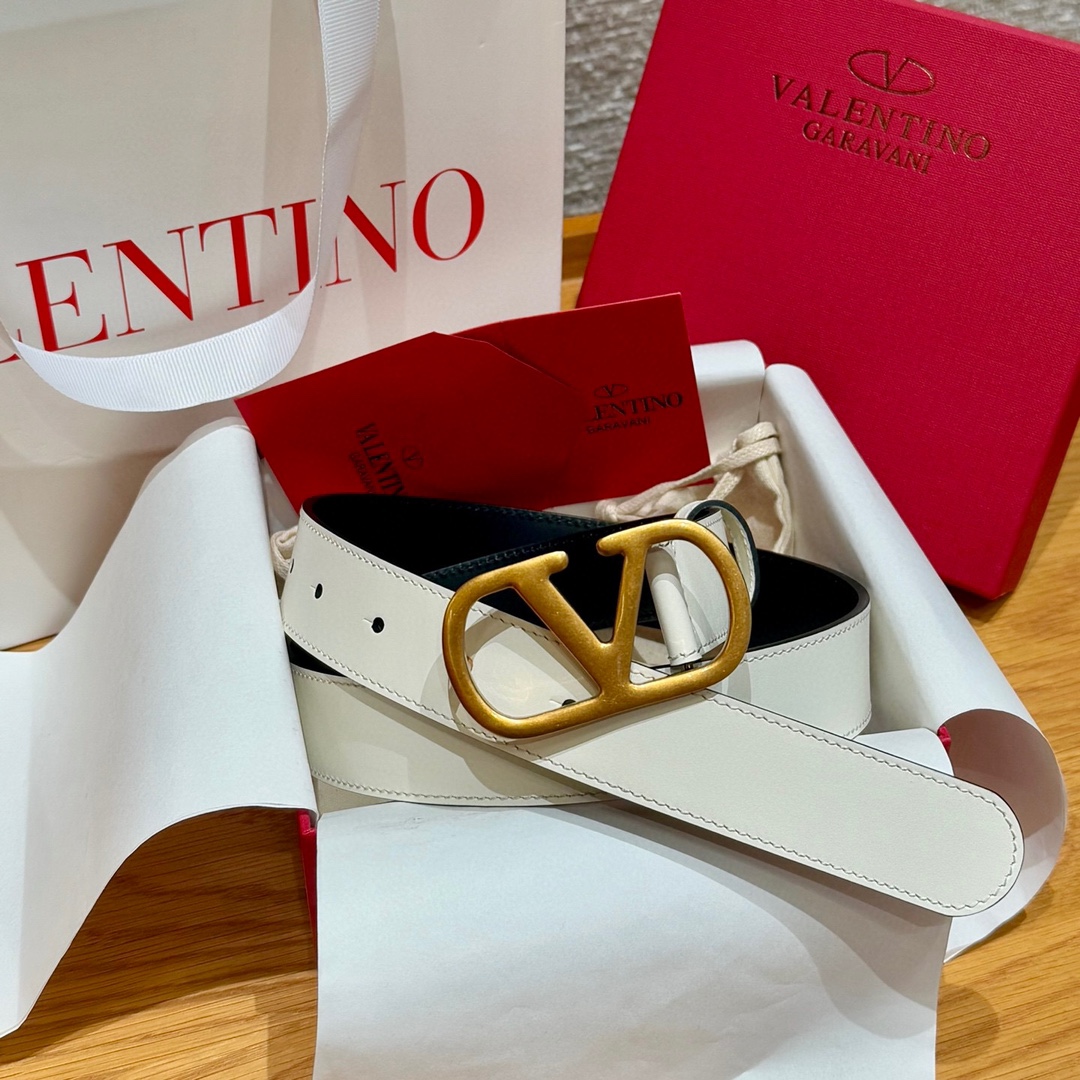 华伦家新款腰带这款皮革腰带于意大利🇮🇹精制而成，饰有“VLOGO”品牌字母，采用复古黄铜做旧效果处理VL