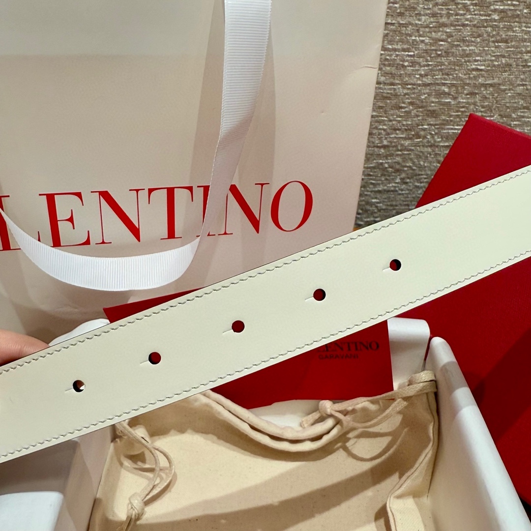 华伦家新款腰带这款皮革腰带于意大利🇮🇹精制而成，饰有“VLOGO”品牌字母，采用复古黄铜做旧效果处理VL