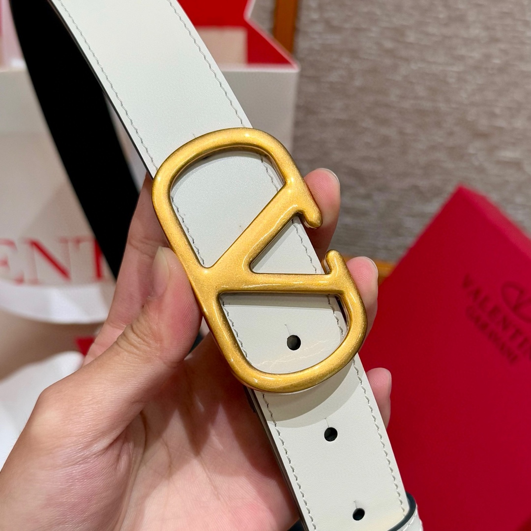 华伦家新款腰带这款皮革腰带于意大利🇮🇹精制而成，饰有“VLOGO”品牌字母，采用复古黄铜做旧效果处理VL