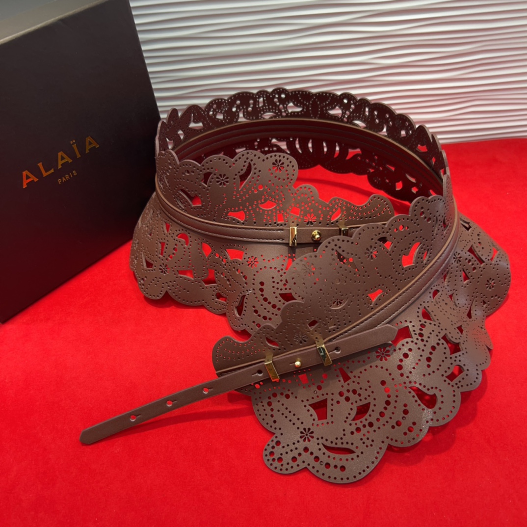  Alaia 阿来莱 腰封、品牌标志性的镂空雕花工艺，柔软牛皮制成于意大利13Cm、，Alaia是一个以