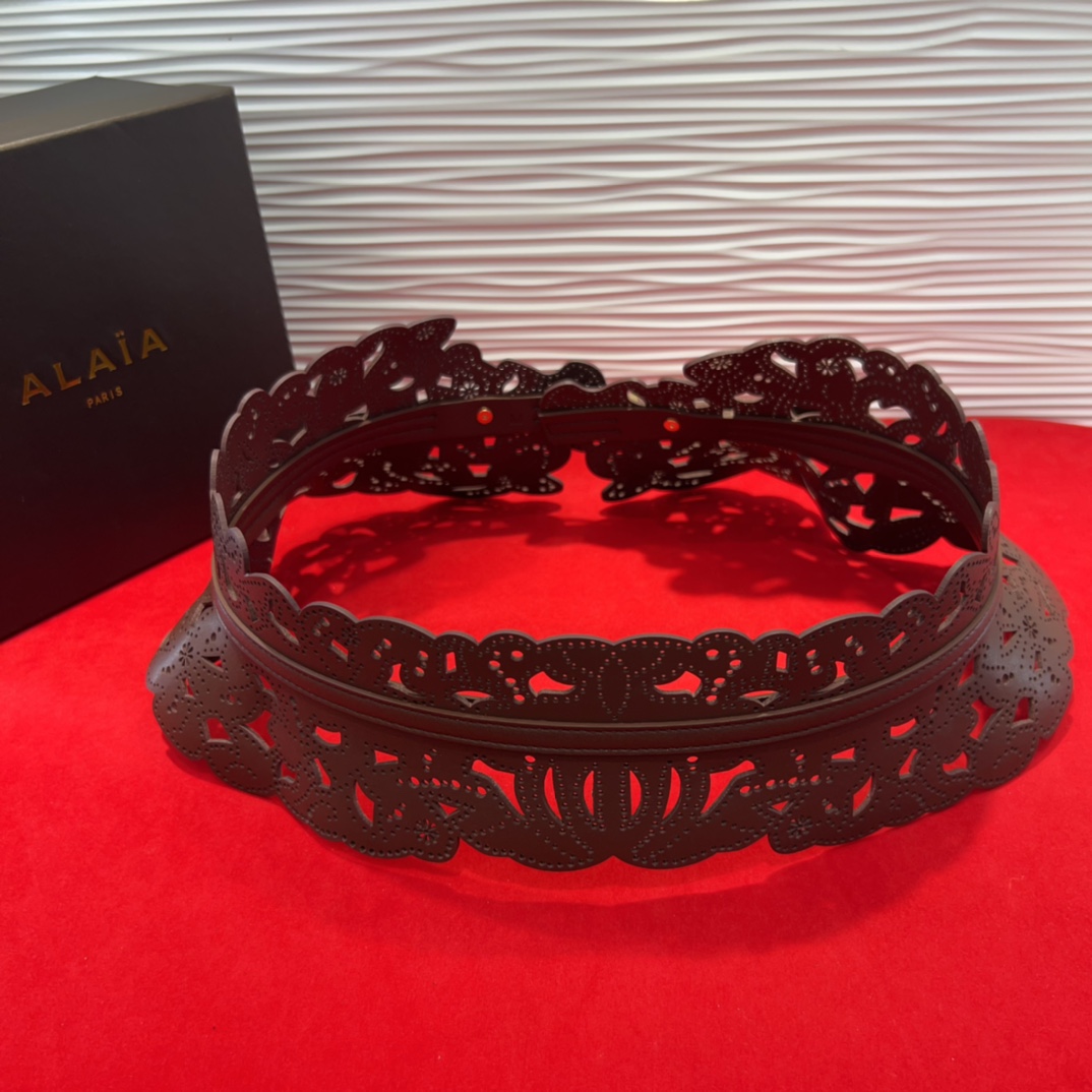  Alaia 阿来莱 腰封、品牌标志性的镂空雕花工艺，柔软牛皮制成于意大利13Cm、，Alaia是一个以