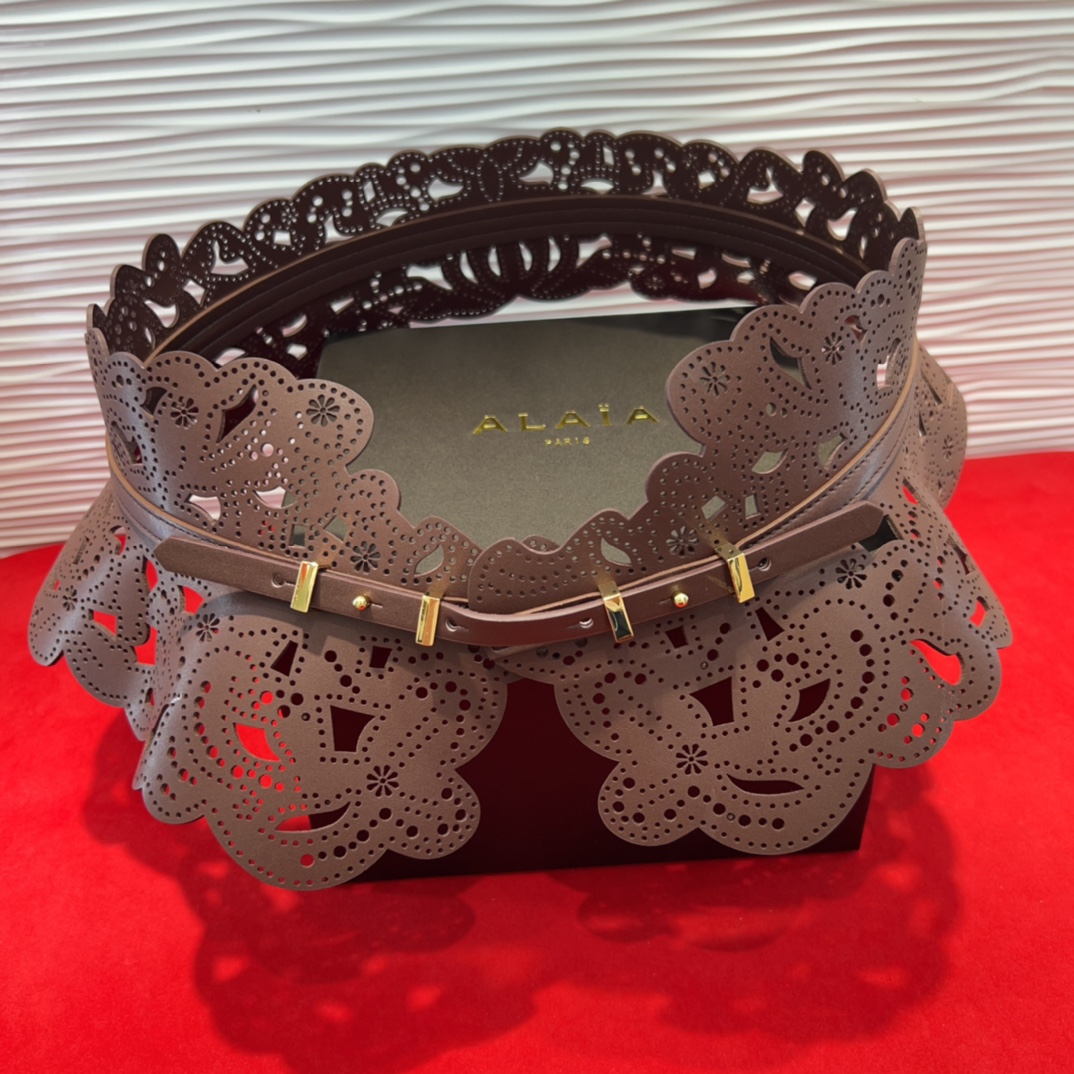  Alaia 阿来莱 腰封、品牌标志性的镂空雕花工艺，柔软牛皮制成于意大利13Cm、，Alaia是一个以
