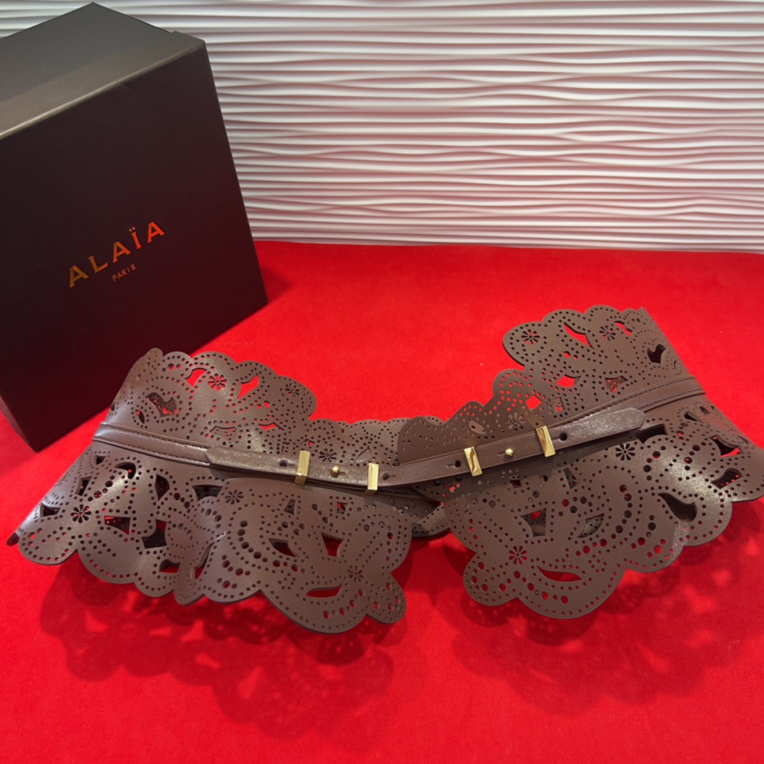  Alaia 阿来莱 腰封、品牌标志性的镂空雕花工艺，柔软牛皮制成于意大利13Cm、，Alaia是一个以