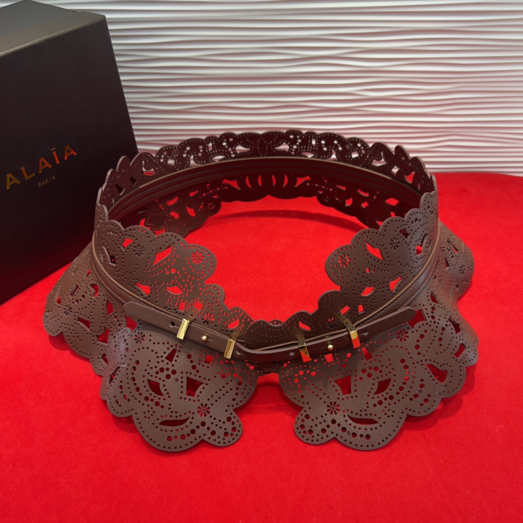  Alaia 阿来莱 腰封、品牌标志性的镂空雕花工艺，柔软牛皮制成于意大利13Cm、，Alaia是一个以