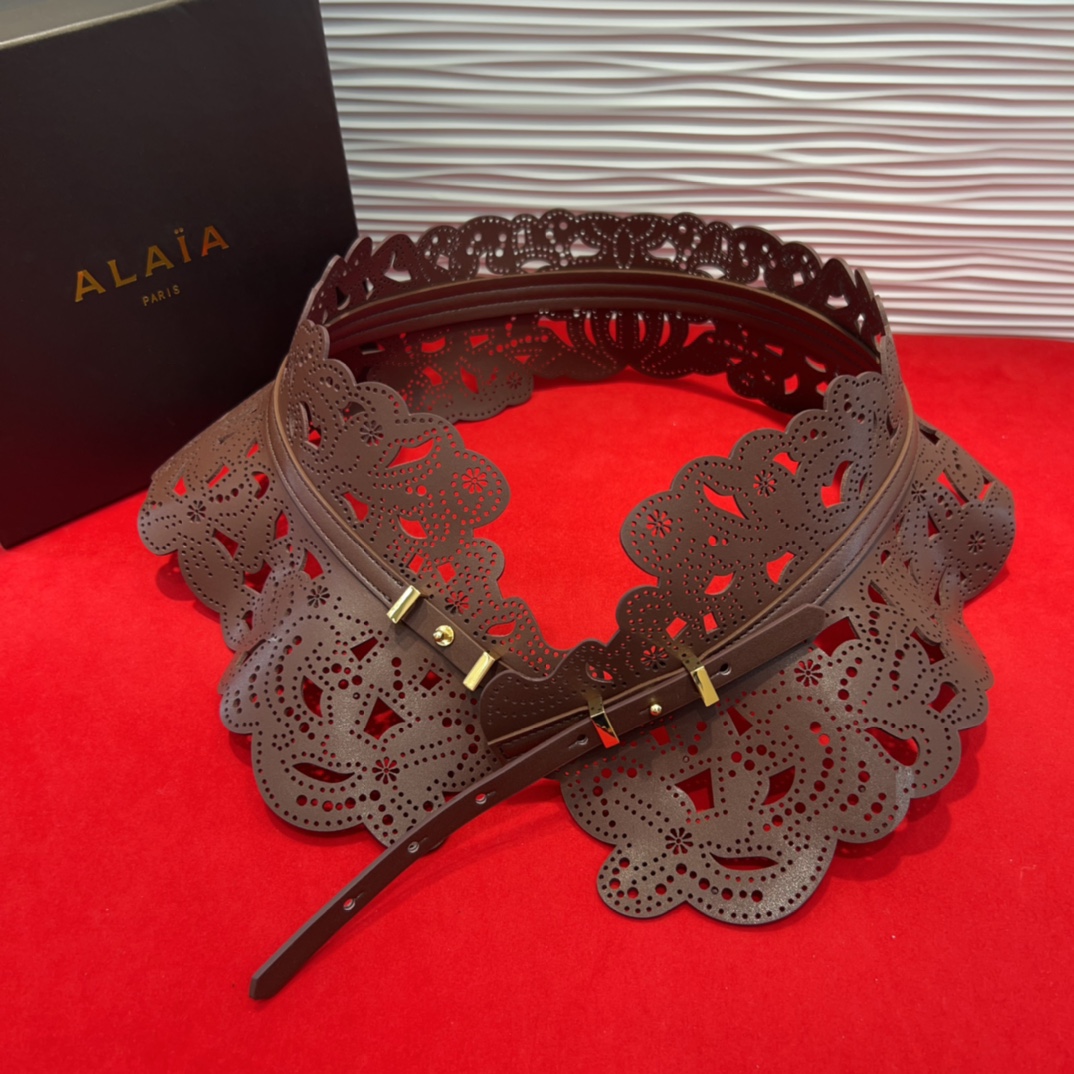  Alaia 阿来莱 腰封、品牌标志性的镂空雕花工艺，柔软牛皮制成于意大利13Cm、，Alaia是一个以