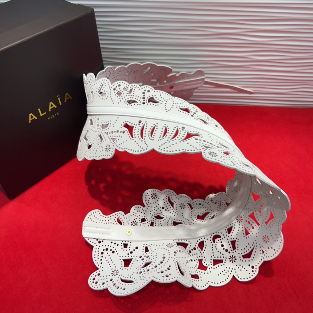  Alaia 阿来莱 腰封、品牌标志性的镂空雕花工艺，柔软牛皮制成于意大利13Cm、，Alaia是一个以