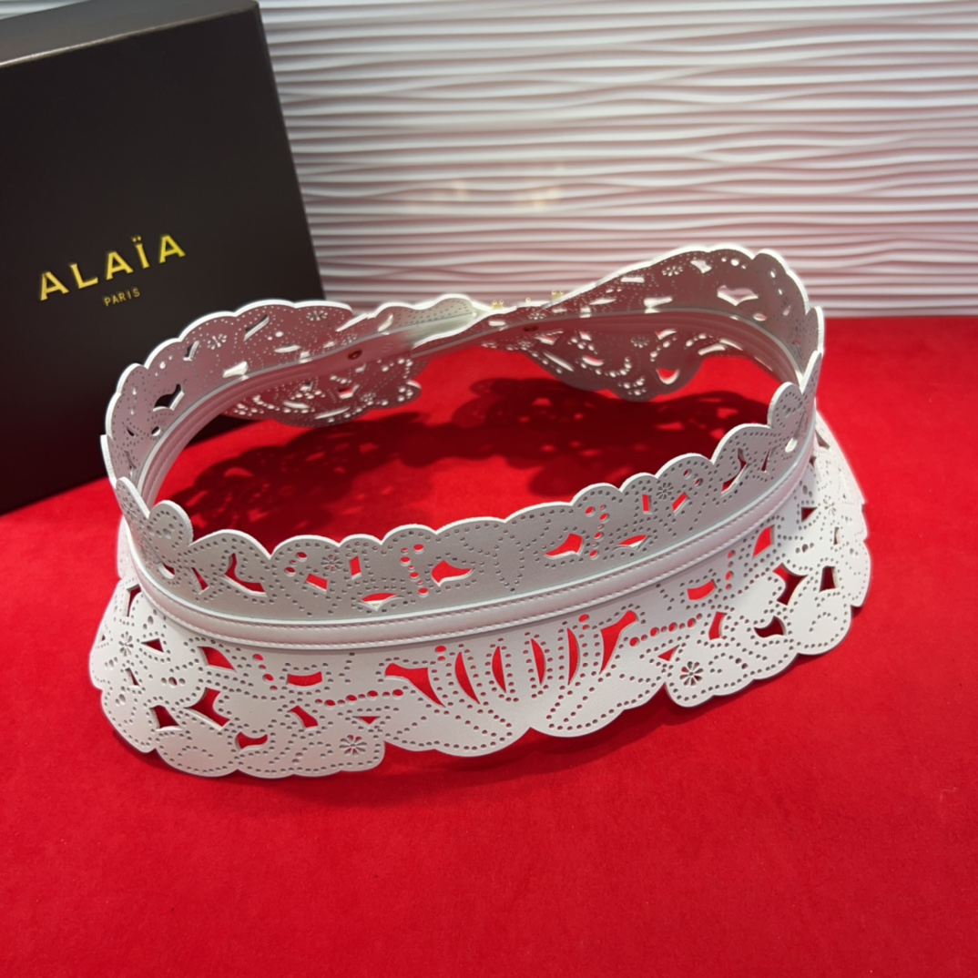  Alaia 阿来莱 腰封、品牌标志性的镂空雕花工艺，柔软牛皮制成于意大利13Cm、，Alaia是一个以