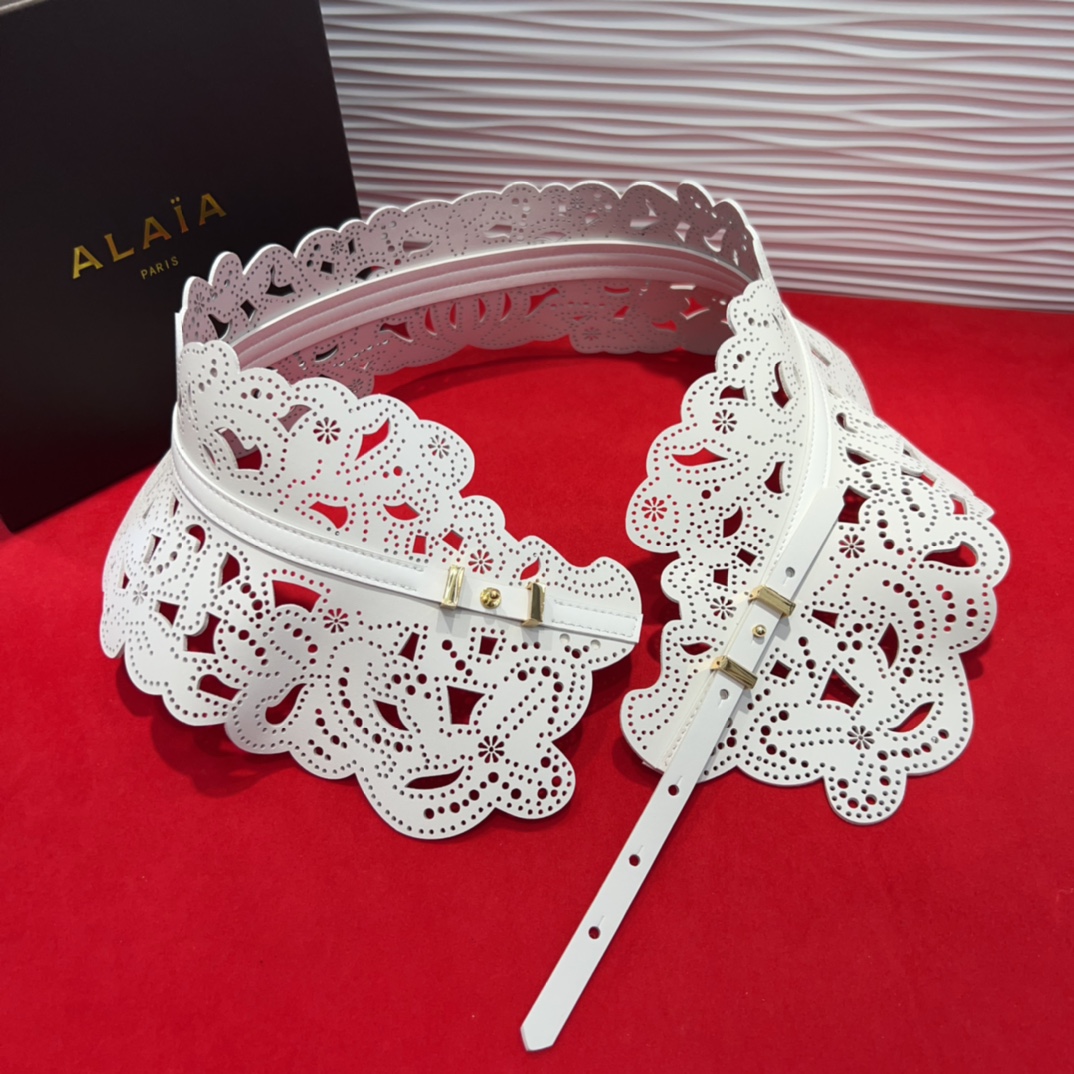  Alaia 阿来莱 腰封、品牌标志性的镂空雕花工艺，柔软牛皮制成于意大利13Cm、，Alaia是一个以