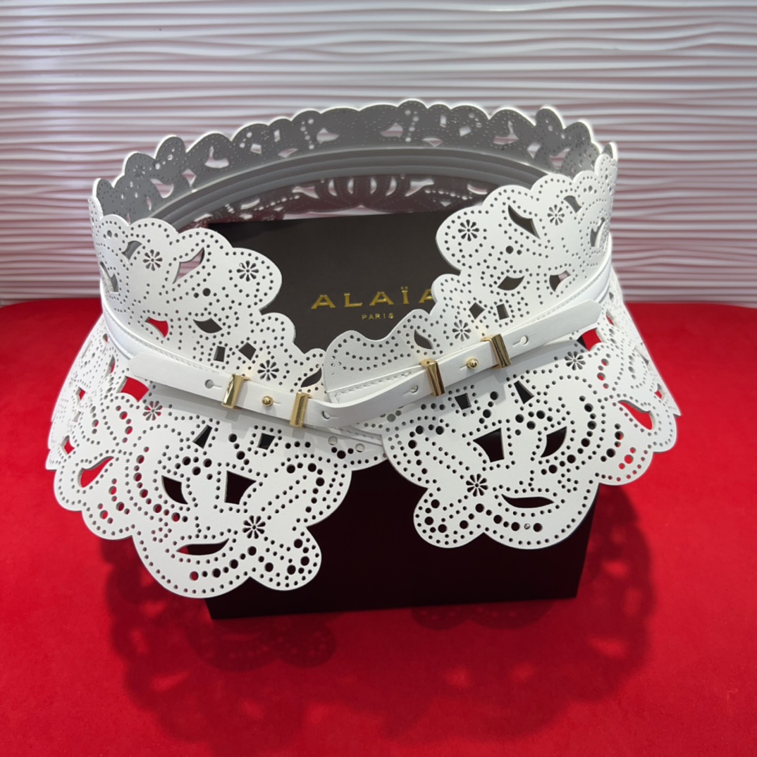  Alaia 阿来莱 腰封、品牌标志性的镂空雕花工艺，柔软牛皮制成于意大利13Cm、，Alaia是一个以