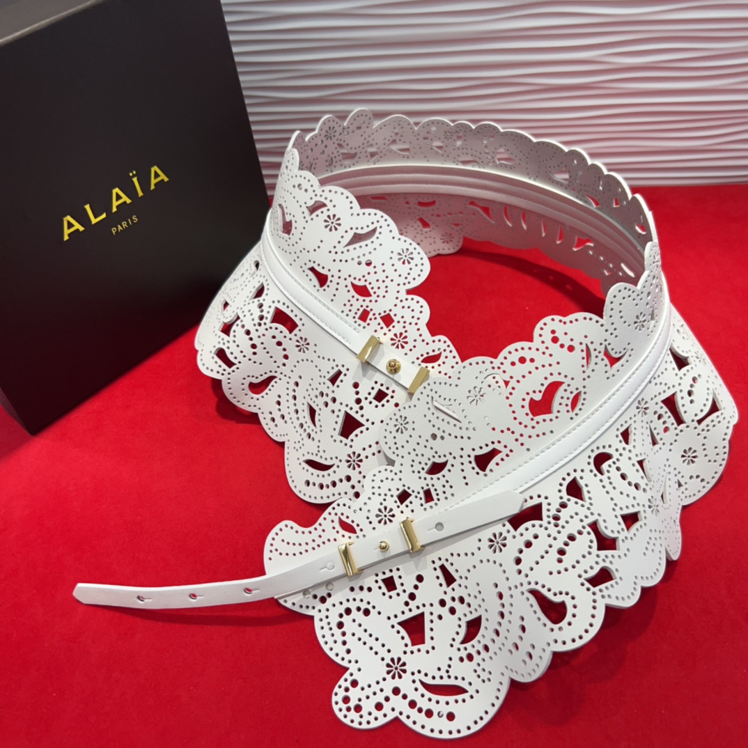  Alaia 阿来莱 腰封、品牌标志性的镂空雕花工艺，柔软牛皮制成于意大利13Cm、，Alaia是一个以