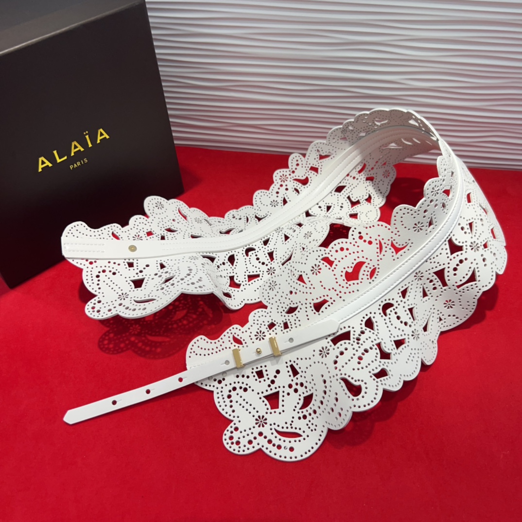  Alaia 阿来莱 腰封、品牌标志性的镂空雕花工艺，柔软牛皮制成于意大利13Cm、，Alaia是一个以