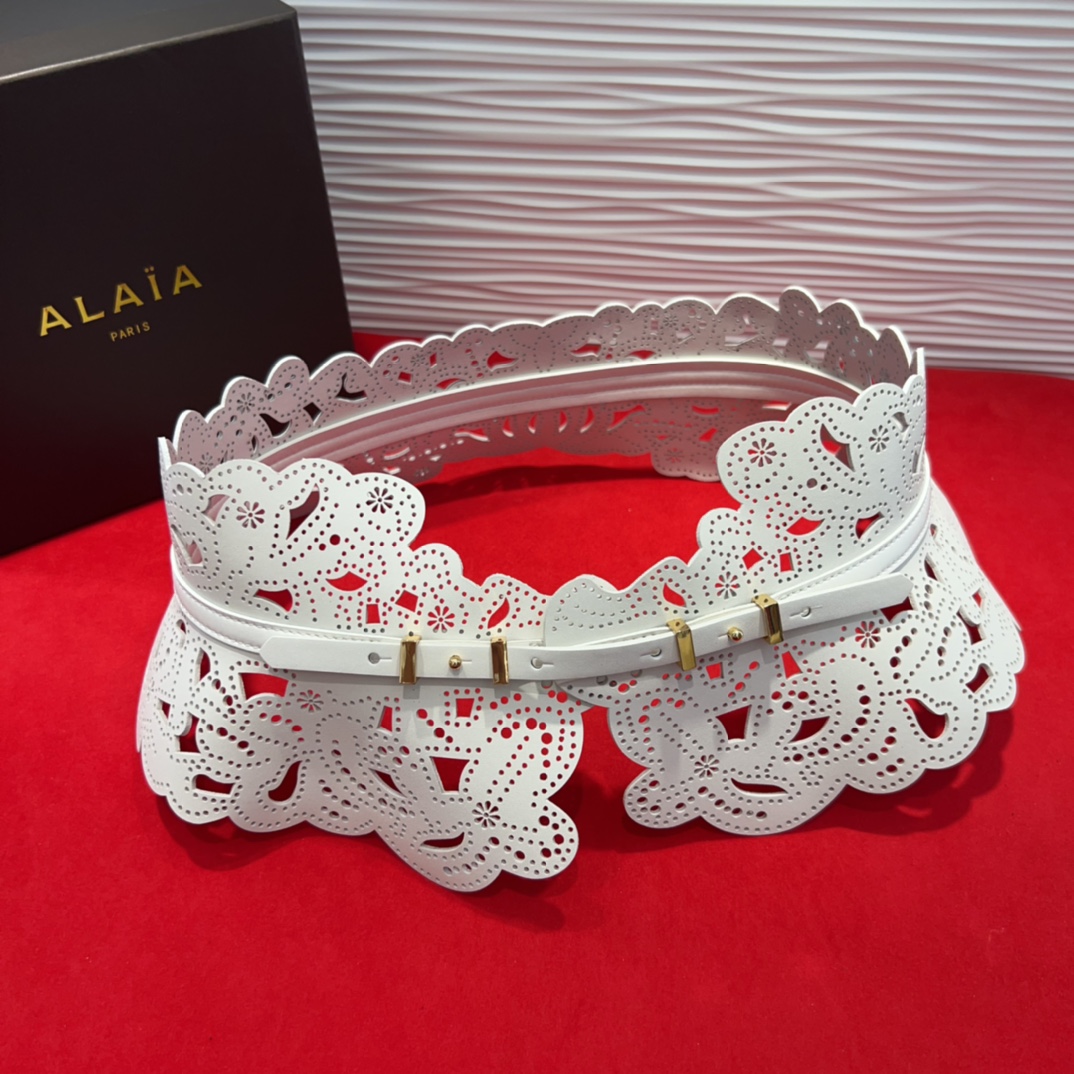  Alaia 阿来莱 腰封、品牌标志性的镂空雕花工艺，柔软牛皮制成于意大利13Cm、，Alaia是一个以