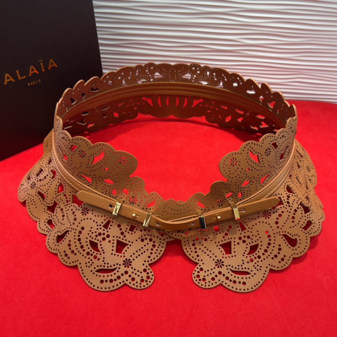  Alaia 阿来莱 腰封、品牌标志性的镂空雕花工艺，柔软牛皮制成于意大利13Cm、，Alaia是一个以