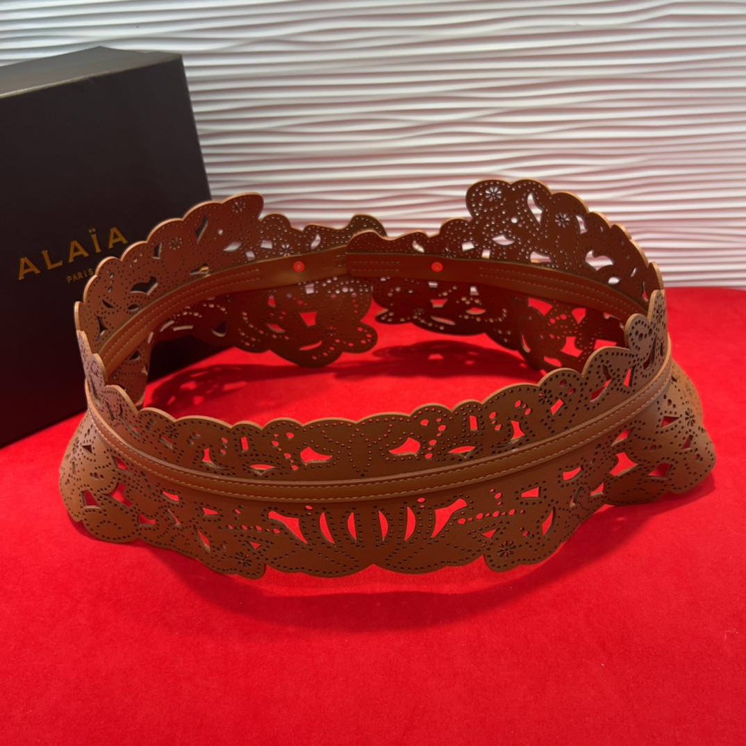  Alaia 阿来莱 腰封、品牌标志性的镂空雕花工艺，柔软牛皮制成于意大利13Cm、，Alaia是一个以