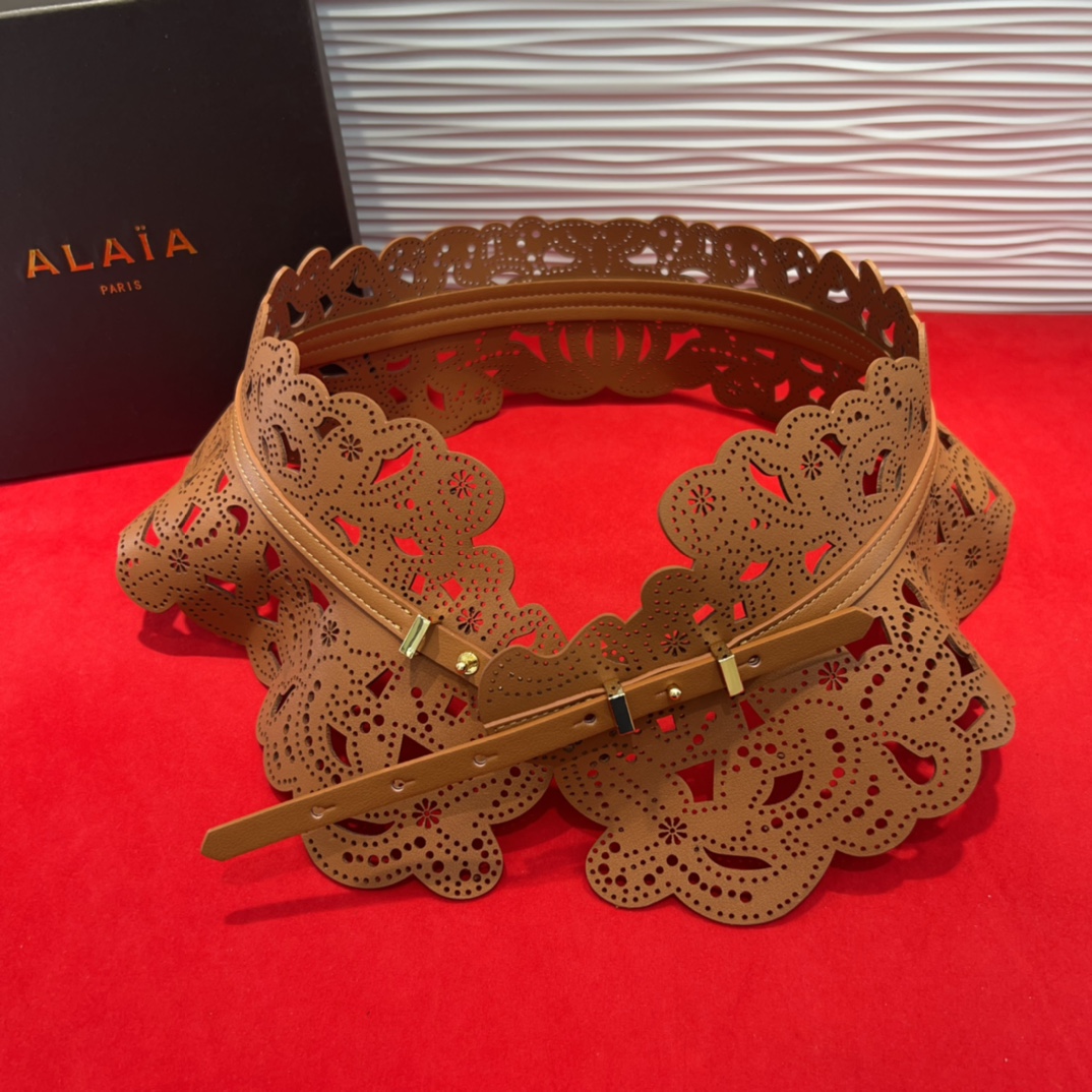  Alaia 阿来莱 腰封、品牌标志性的镂空雕花工艺，柔软牛皮制成于意大利13Cm、，Alaia是一个以