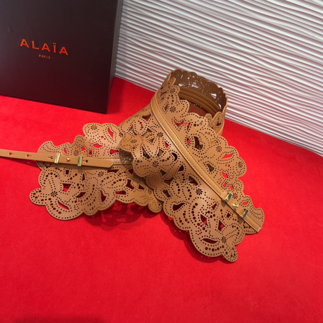  Alaia 阿来莱 腰封、品牌标志性的镂空雕花工艺，柔软牛皮制成于意大利13Cm、，Alaia是一个以